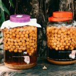Kiszonkowy twist do obiadu: 9 fermentowanych dodatków, które podkręcą smak i zdrowie