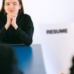 Powrót na scenę zawodową: CV, które zamienia przerwę w karierze w przewagę